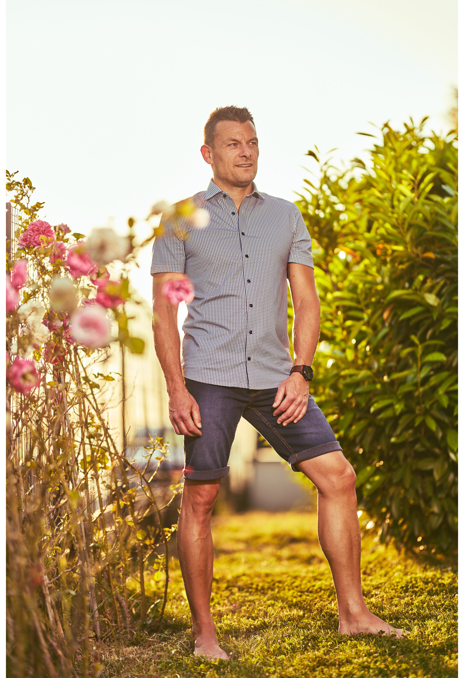 Homme portant la chemisette regular fantaisie bleue : manches courtes.