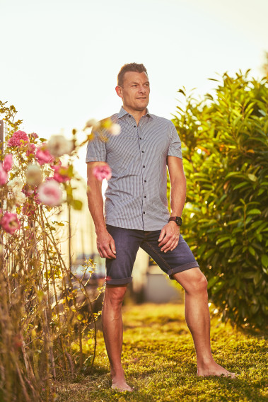 Homme portant la chemisette regular fantaisie bleue : manches courtes.