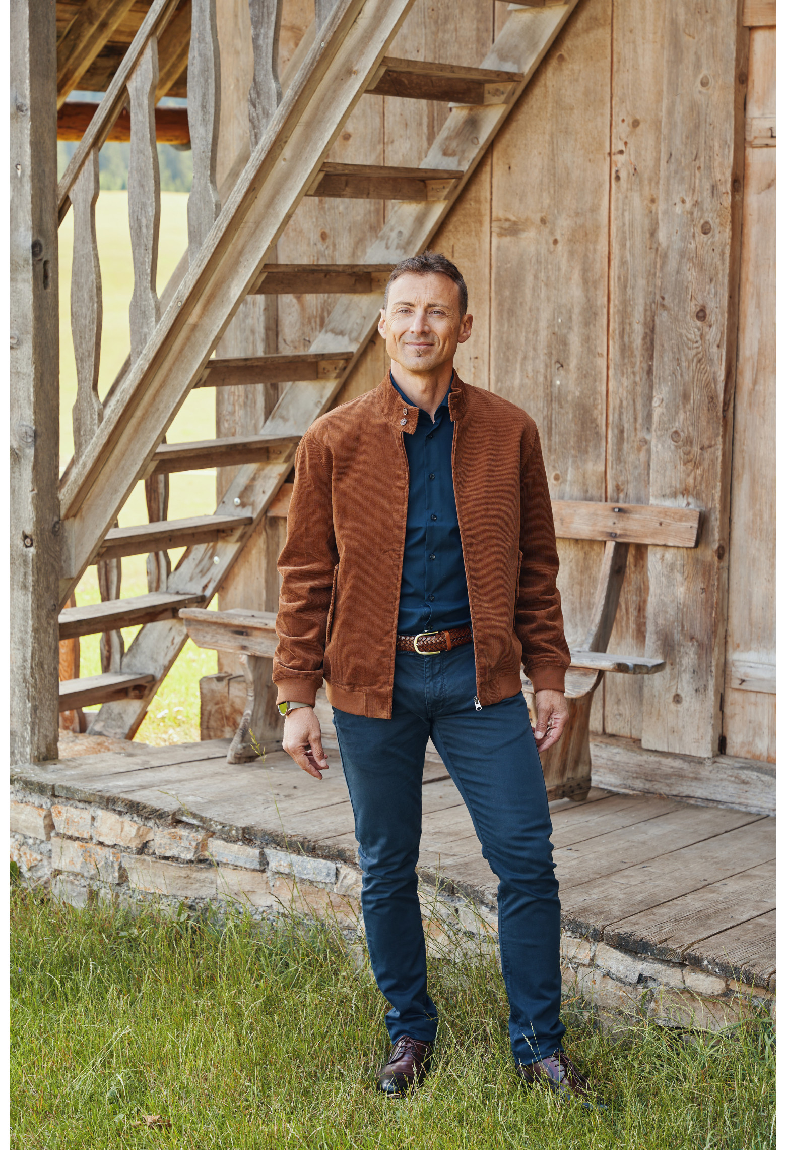 Homme de face portant le blouson CAPRI camel. Il comporte 2 poches repose mains.