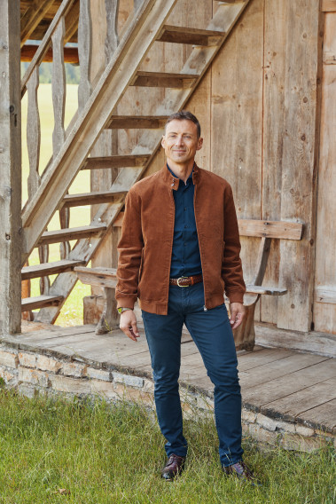 Homme de face portant le blouson CAPRI camel. Il comporte 2 poches repose mains.