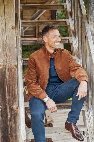 Homme de face portant le blouson CAPRI camel. Il comporte 2 poches repose mains.