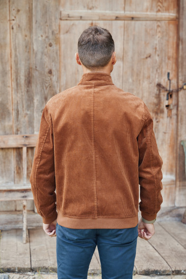 Homme de dos portant le blouson CAPRI camel.