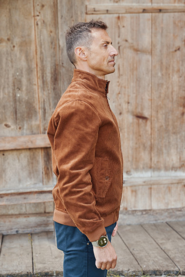 Homme de profil portant le blouson CAPRI camel.