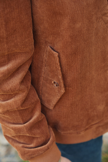 Zoom sur la poche du blouson CAPRI camel.