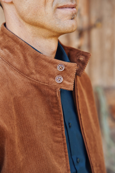 Zoom sur le col montant avec 2 boutons du blouson CAPRI camel.