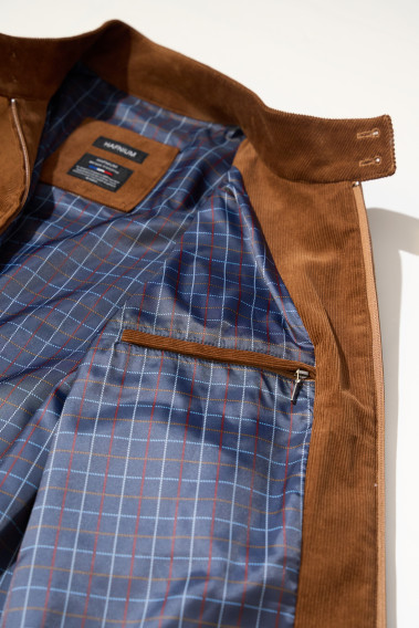 Zoom sur l'intérieur du blouson CAPRI camel. Il comporte 2 poches intérieures.