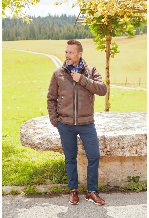 Homme de face portant le blouson CARACAS marron. Il comporte 2 poches repose mains.