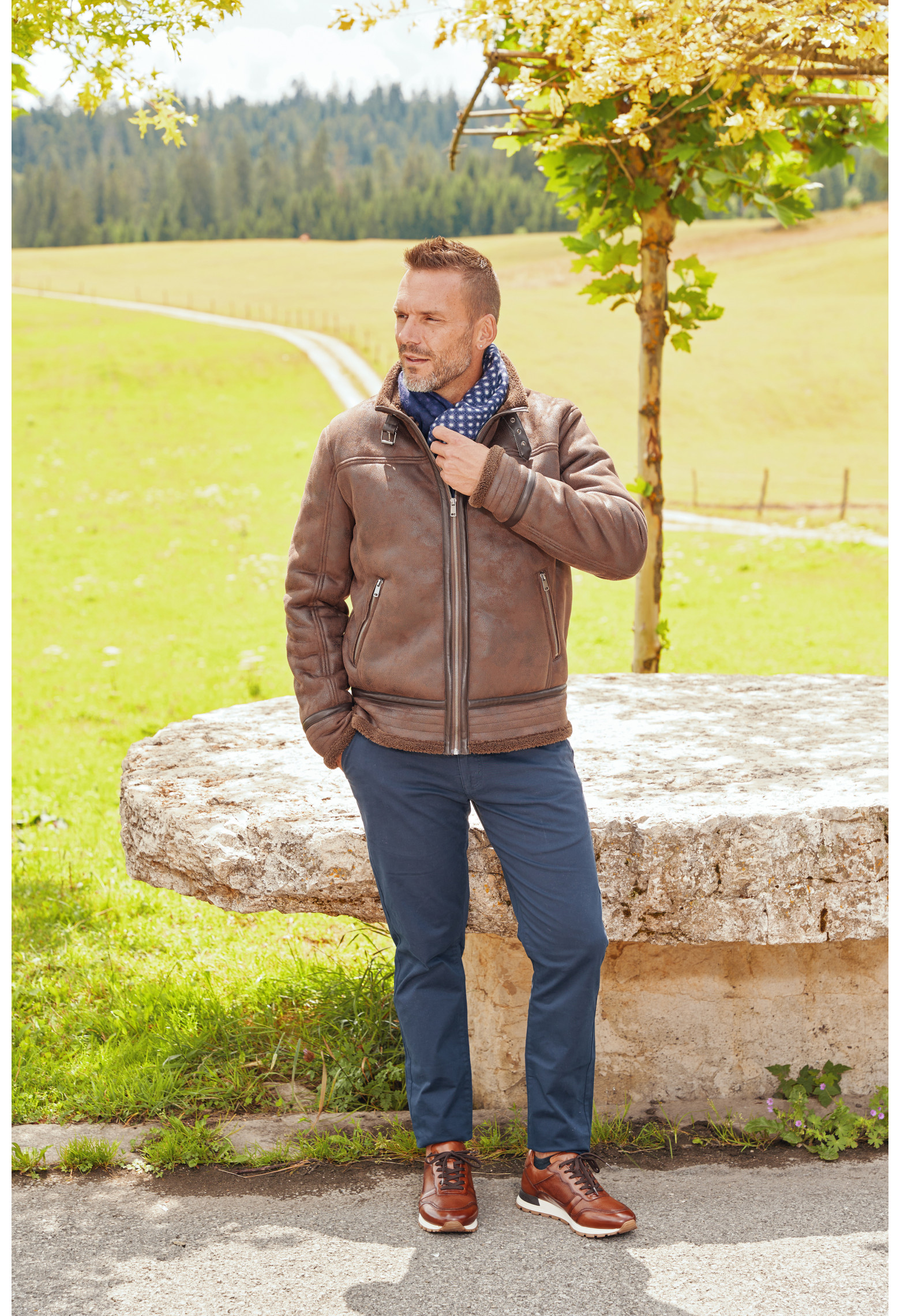 Homme de face portant le blouson CARACAS marron. Il comporte 2 poches repose mains.