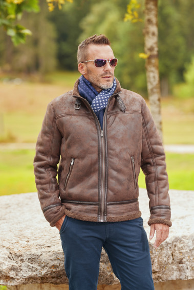 Homme de face portant le blouson CARACAS marron. Il comporte 2 poches repose mains.