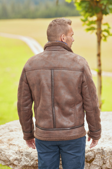 Homme de dos portant le blouson CARACAS marron.