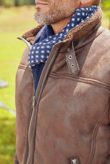 Zoom sur le col montant du blouson CARACAS marron.