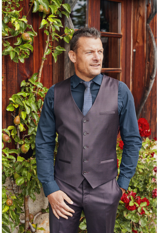 Homme portant le gilet CHRIS bordeaux. Il comporte 5 boutons.