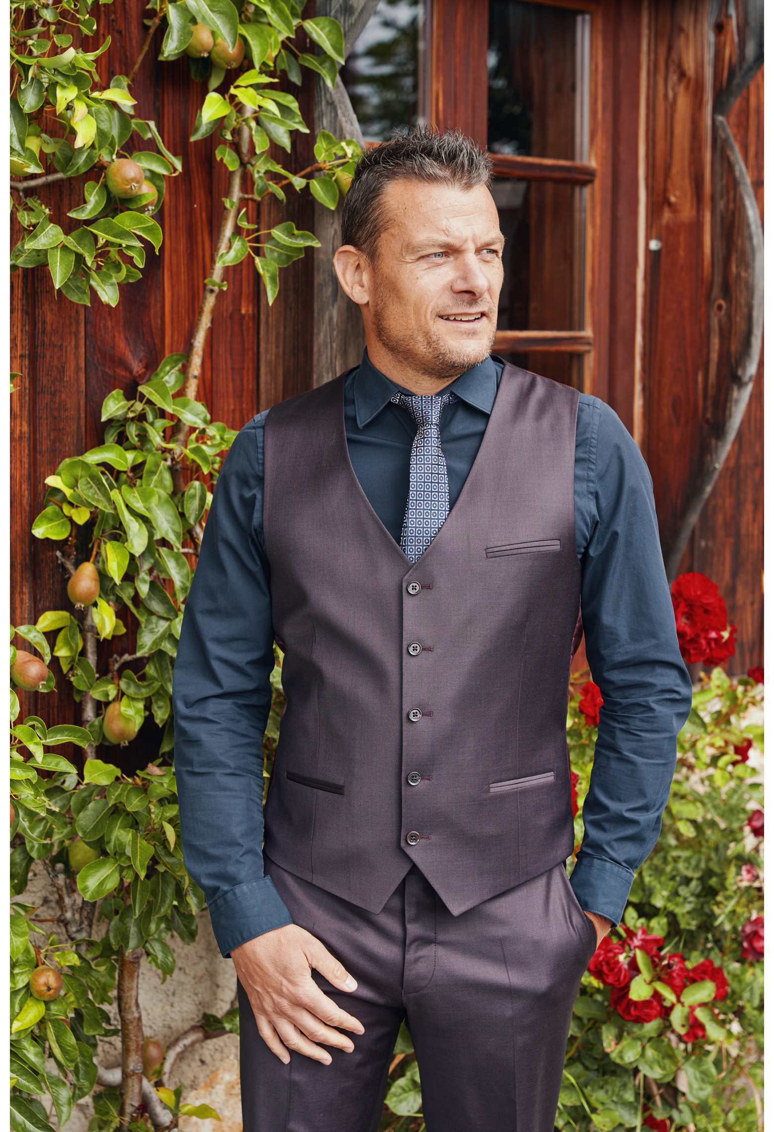 Homme portant le gilet CHRIS bordeaux. Il comporte 5 boutons.