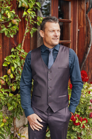 Homme portant le gilet CHRIS bordeaux. Il comporte 5 boutons.