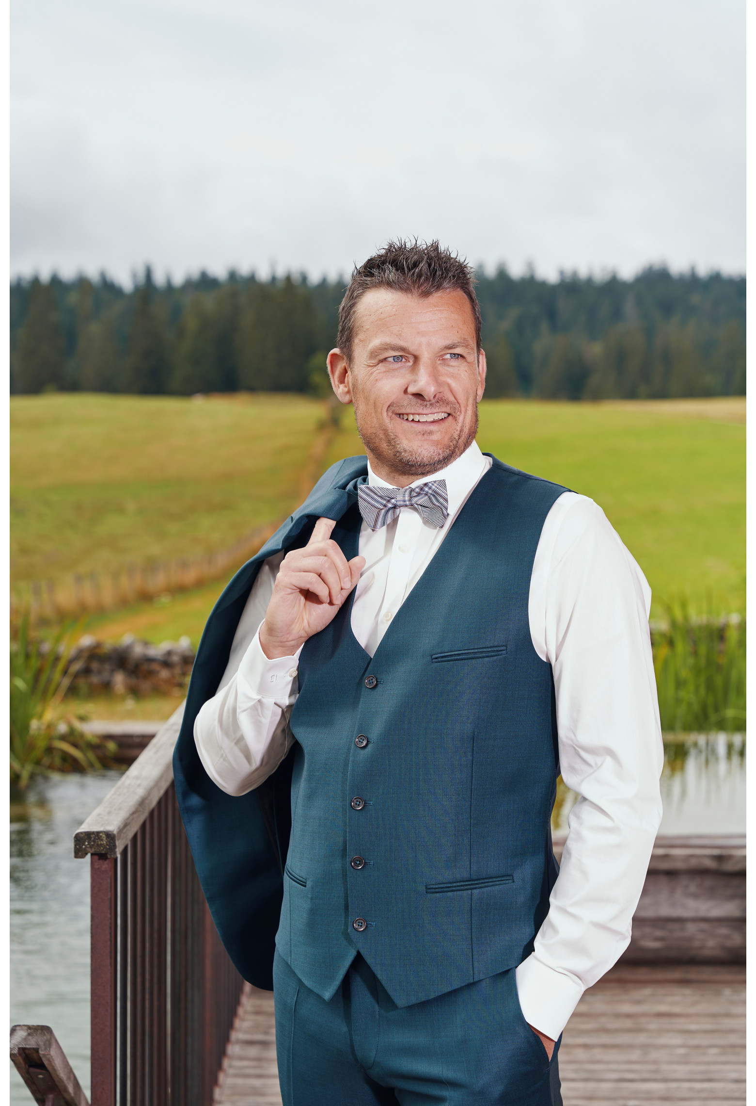 Homme portant le gilet CHRIS bleu vert. Il comporte 5 boutons.