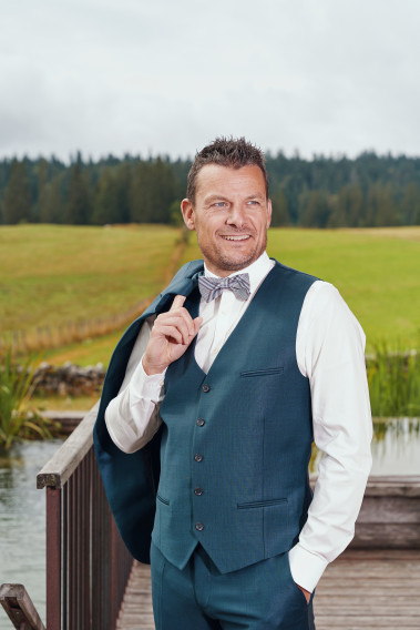 Homme portant le gilet CHRIS bleu vert. Il comporte 5 boutons.