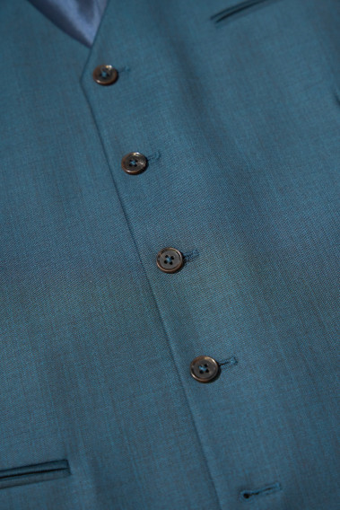 Zoom sur les boutons du gilet CHRIS bleu vert.