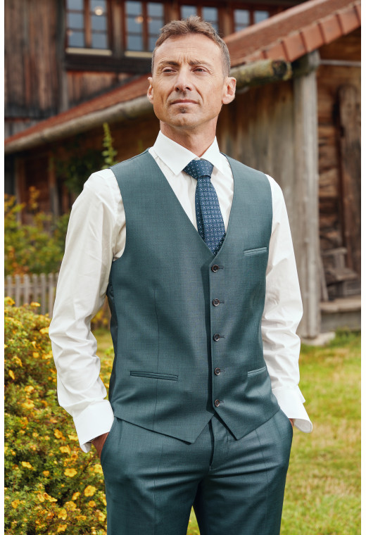 Homme portant le gilet CHRIS vert. Elle comporte 5 boutons.