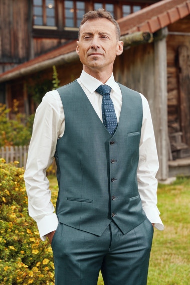 Homme portant le gilet CHRIS vert. Elle comporte 5 boutons.