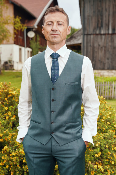 Homme portant le gilet CHRIS vert. Elle comporte 5 boutons.