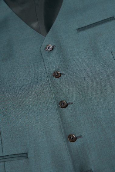 Zoom sur les boutons du gilet CHRIS vert.