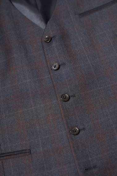 Zoom sur les boutons du gilet CHRIS carreaux bordeaux.