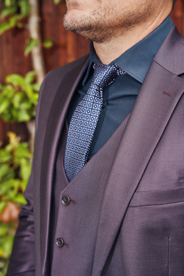 Costume CITIZEN bordeaux. Plan sur la veste et la cravate à motif.