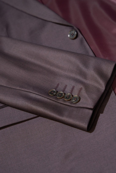 Zoom sur la manche du costume CITIZEN bordeaux. Elle comporte 4 boutons.