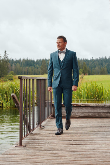 Homme de face en costume CITIZEN bleu vert 2 pièces.