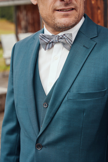 Costume CITIZEN bleu vert. Plan sur la veste et le nœuds papillon à motif.