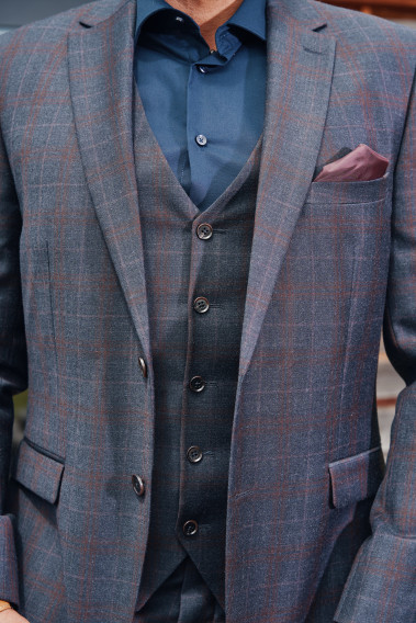 Costume CITIZEN carreaux bordeaux. Plan sur la veste et le mouchoir de poche bordeaux.
