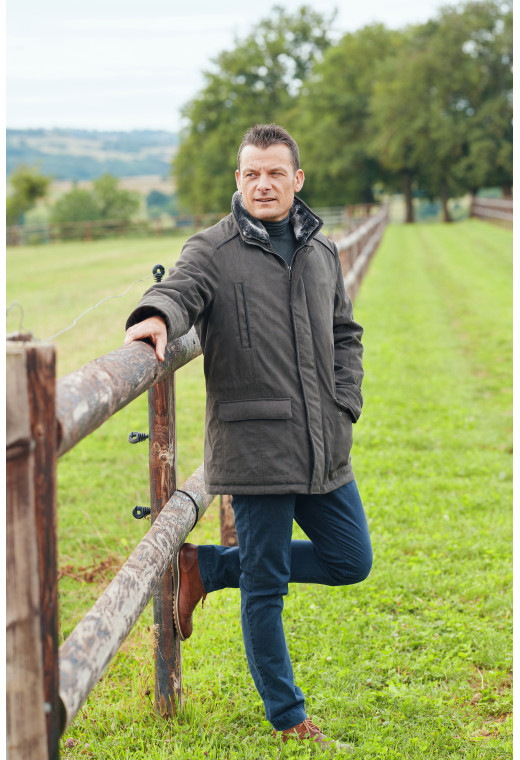 Homme portant la parka DANTE kaki. Elle comporte 4 poches.