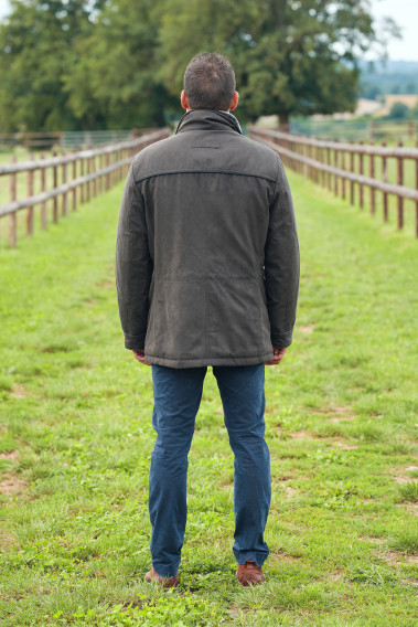 Homme de dos portant la parka DANTE kaki.