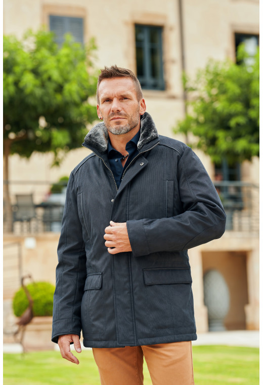 Homme portant la parka DANTE marine. Elle comporte 4 poches.