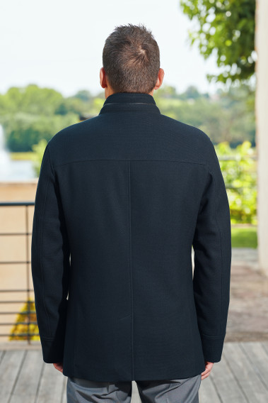 Homme de dos portant le manteau DIVALI marine.