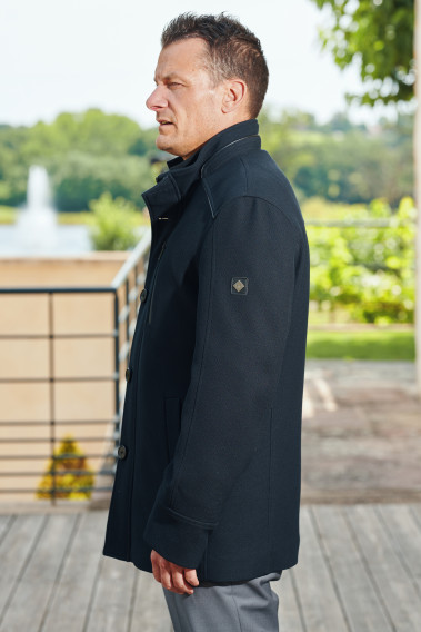 Homme de profil portant le manteau DIVALI marine.