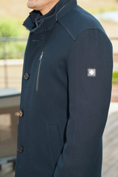 Zoom sur la manche du manteau DIVALI marine.