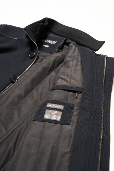 Zoom sur l'intérieur du manteau DIVALI marine. Il comporte 3 poches intérieures dont une pour le téléphone.