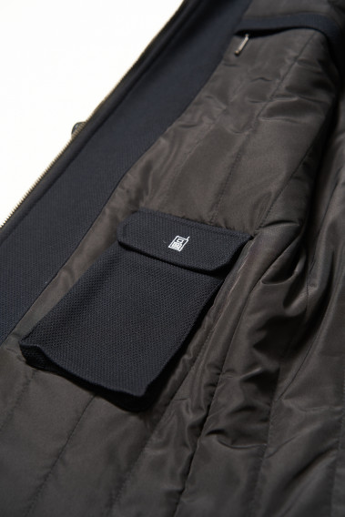Zoom sur la poche téléphone du manteau DIVALI marin.