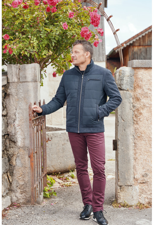 Homme portant la doudoune EAST marine. Elle comporte une poche poitrine et 2 poches intérieures.