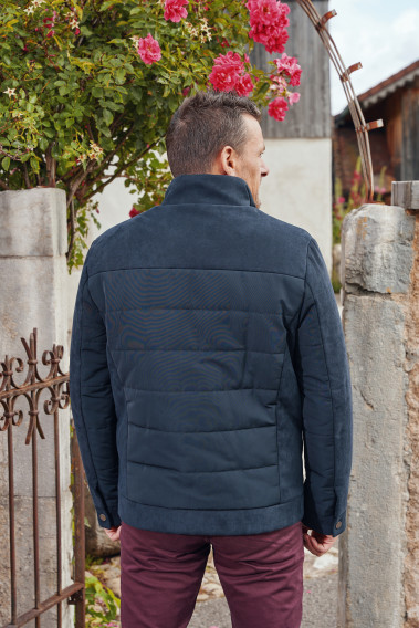 Homme de dos portant la doudoune EAST marine.