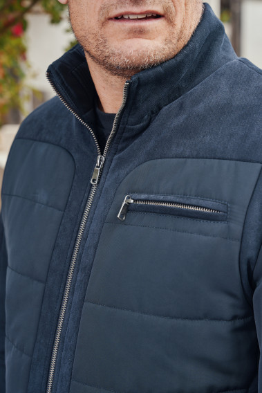 Zoom sur le col montant de la doudoune EAST marine.