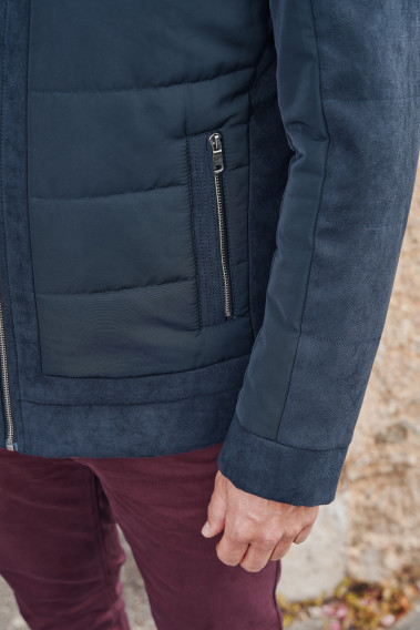 Zoom sur la manche de la doudoune EAST marine.