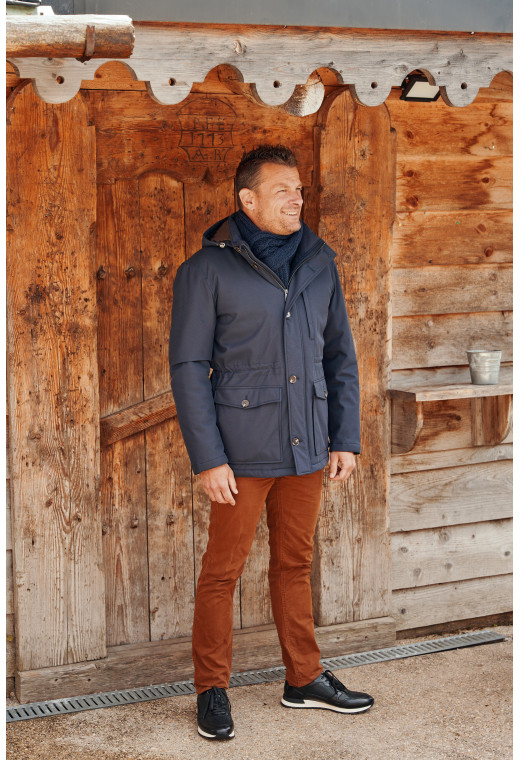 Homme portant la parka EVEREST marine. Elle comporte 3 poches.