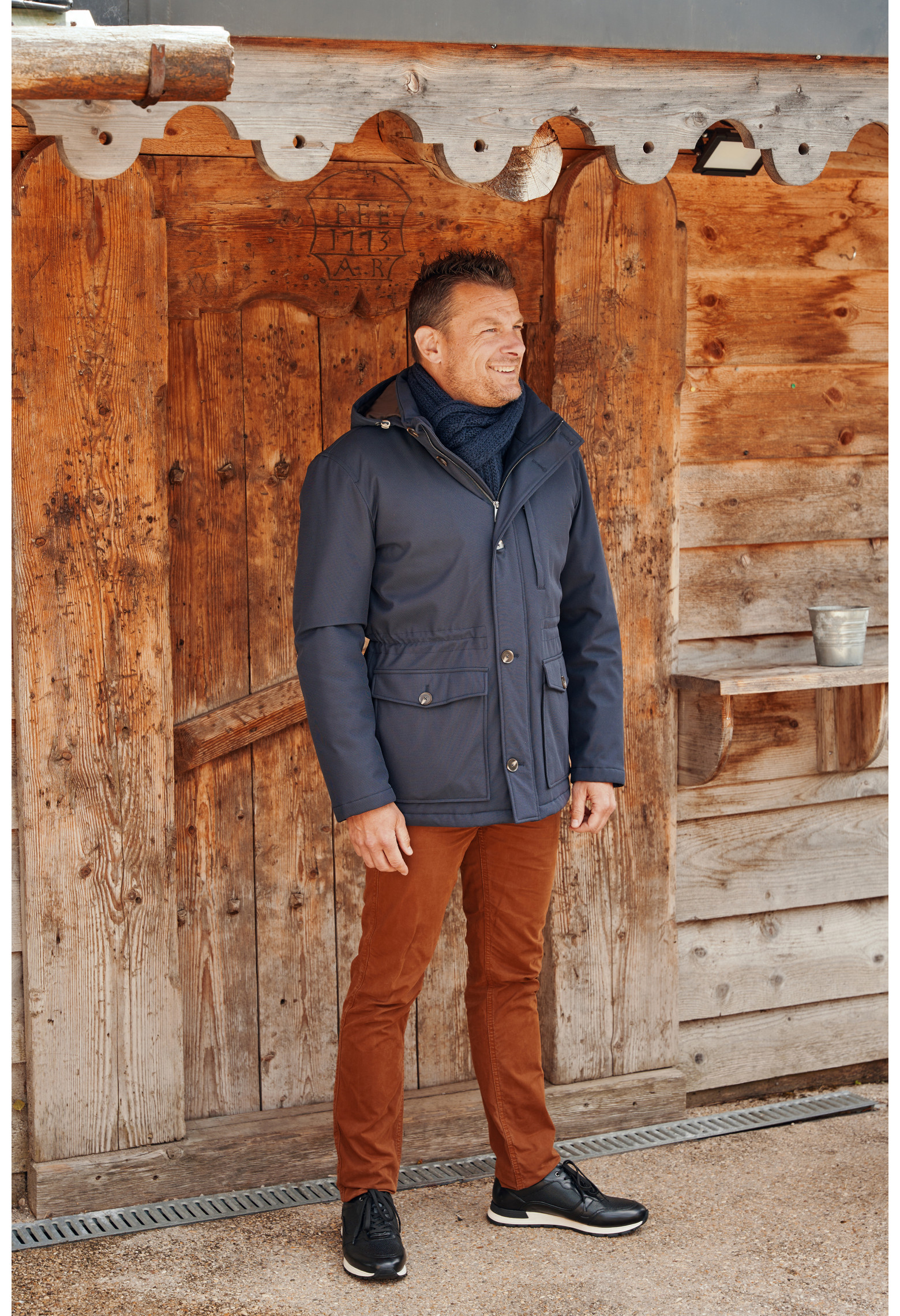 Homme portant la parka EVEREST marine. Elle comporte 3 poches.