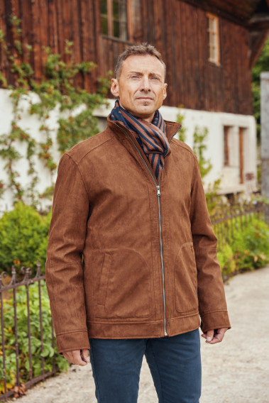 Homme de face portant le blouson GIBSTON camel. Il comporte 2 poches plaquées.