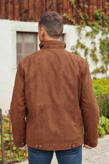 Homme de dos portant le blouson GIBSTON camel.
