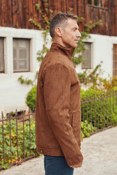 Homme de profil portant le blouson GIBSTON camel.