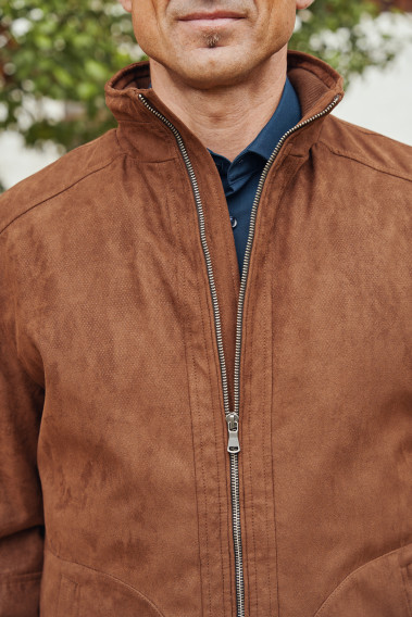 Zoom sur le blouson GIBSTON camel.  Il est à col montant et comporte une fermeture éclair.