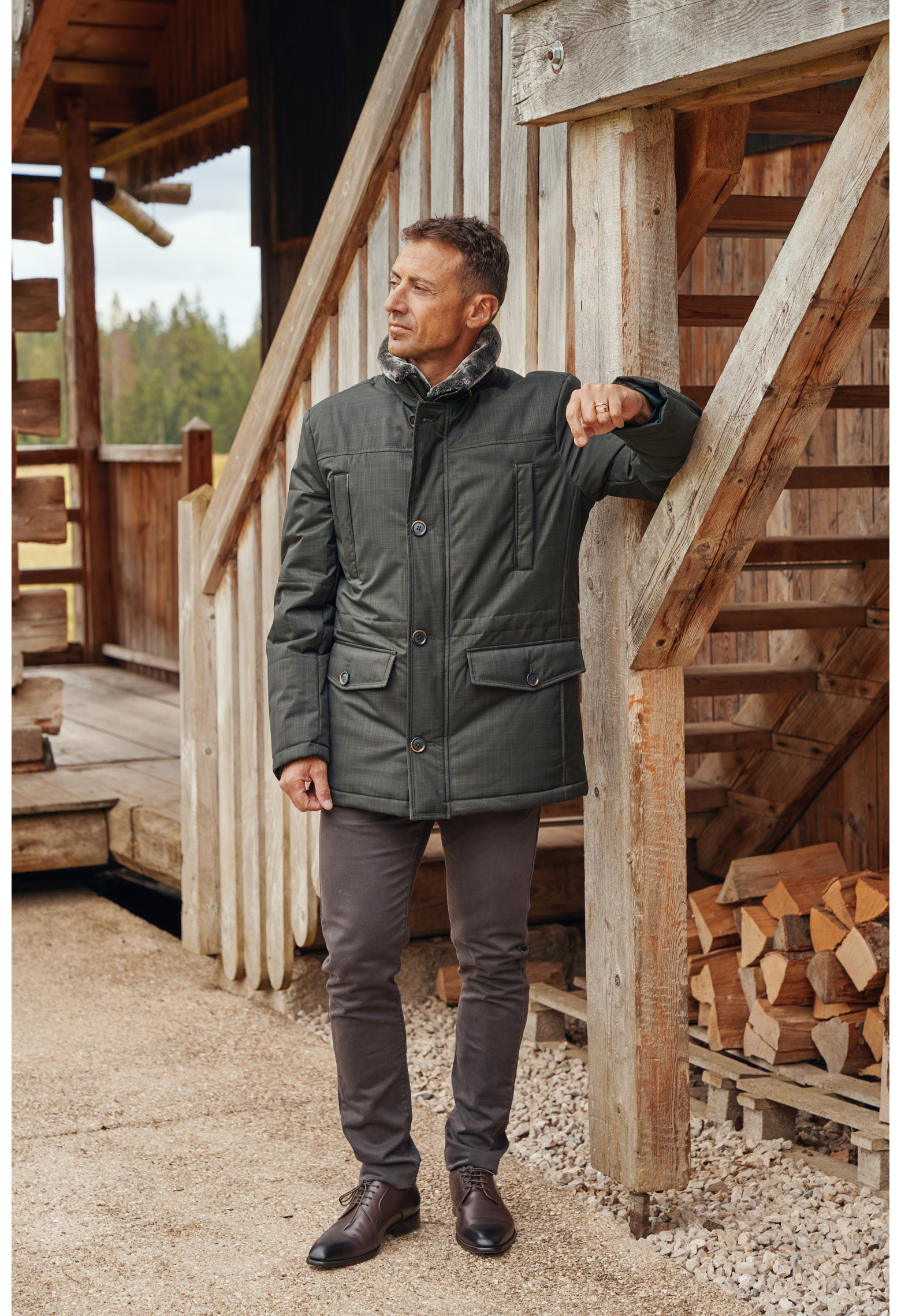 Homme portant la parka IVAR kaki. Elle comporte 4 poches.